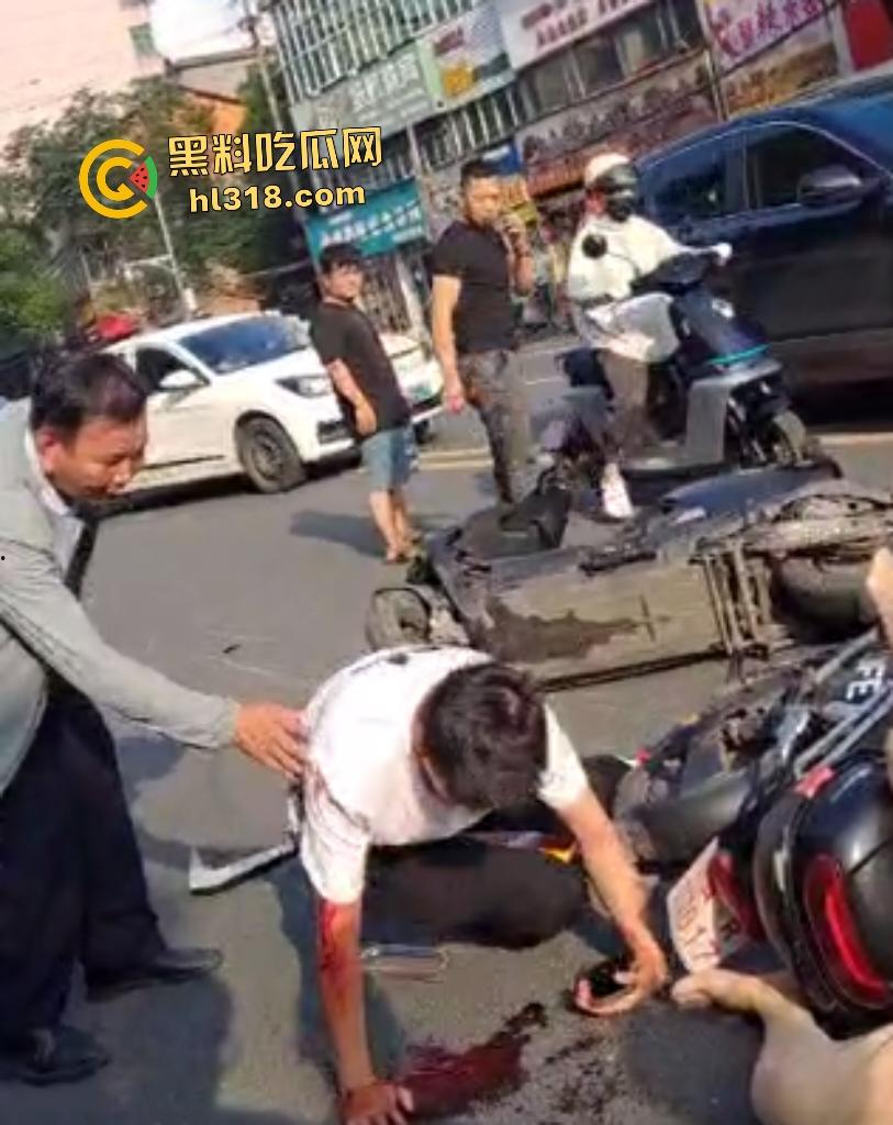 7月20日江西南昌外卖小哥飙车撞翻两个老人倒地不起，绿衣服老头七窍流血，旁边老头直接帮其闭上眼睛！  第5张