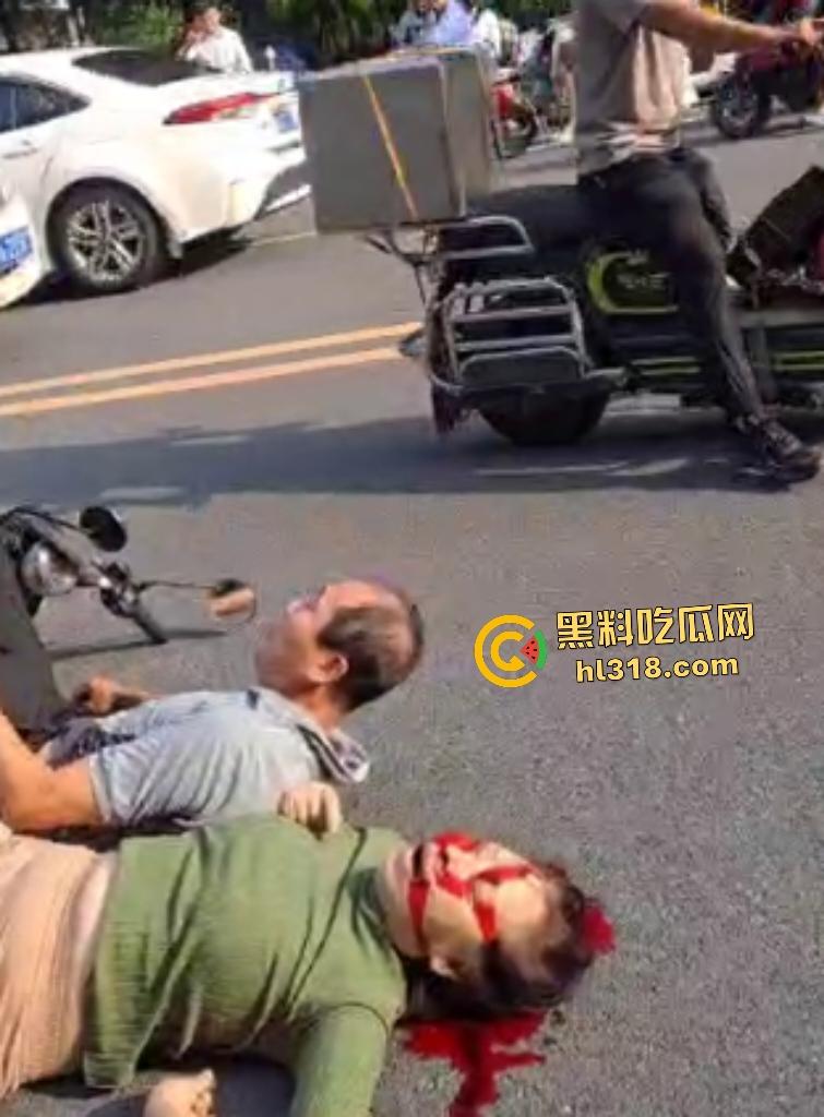 7月20日江西南昌外卖小哥飙车撞翻两个老人倒地不起，绿衣服老头七窍流血，旁边老头直接帮其闭上眼睛！  第6张