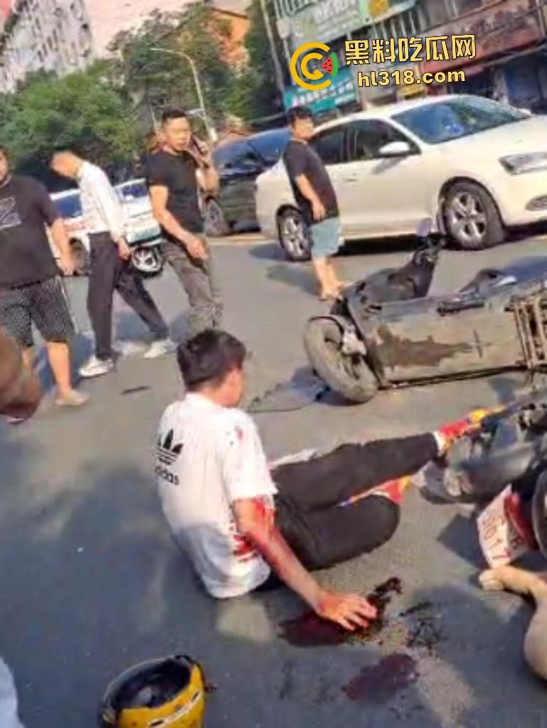 7月20日江西南昌外卖小哥飙车撞翻两个老人倒地不起，绿衣服老头七窍流血，旁边老头直接帮其闭上眼睛！  第7张