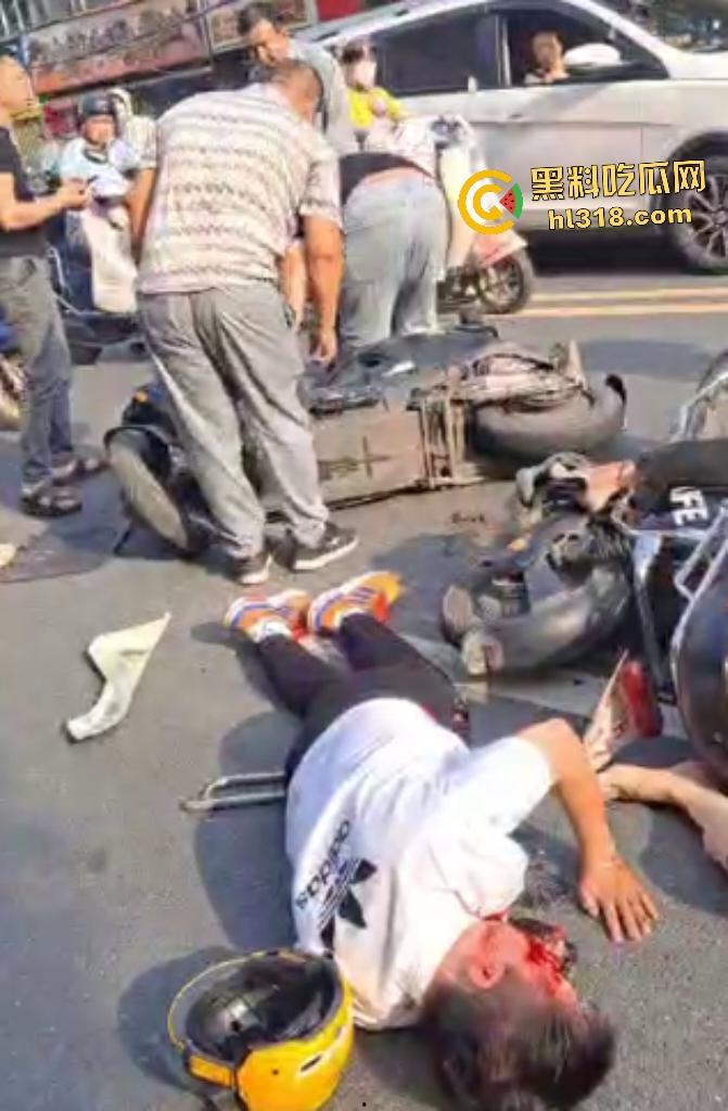 7月20日江西南昌外卖小哥飙车撞翻两个老人倒地不起，绿衣服老头七窍流血，旁边老头直接帮其闭上眼睛！  第8张
