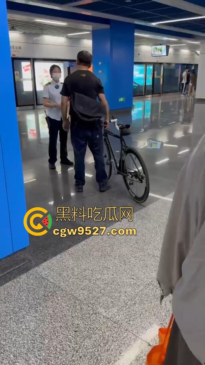 杭州素质眼镜男强行自行车强闯地铁站，工作人员劝解阻挠，全程当没听见，见人就开喷，懂不懂什么叫规定！  第1张