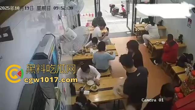 肥胖小仙女吃个早餐发生冲突！火气一上来直接把面扣在后座男生头上，直接扭打起来，给坦克胸罩都打丢了！  第4张