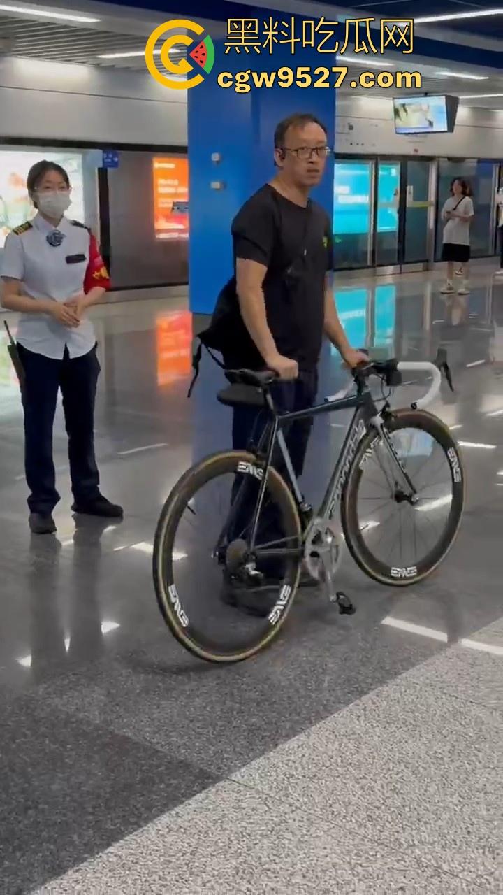 杭州素质眼镜男强行自行车强闯地铁站，工作人员劝解阻挠，全程当没听见，见人就开喷，懂不懂什么叫规定！  第2张