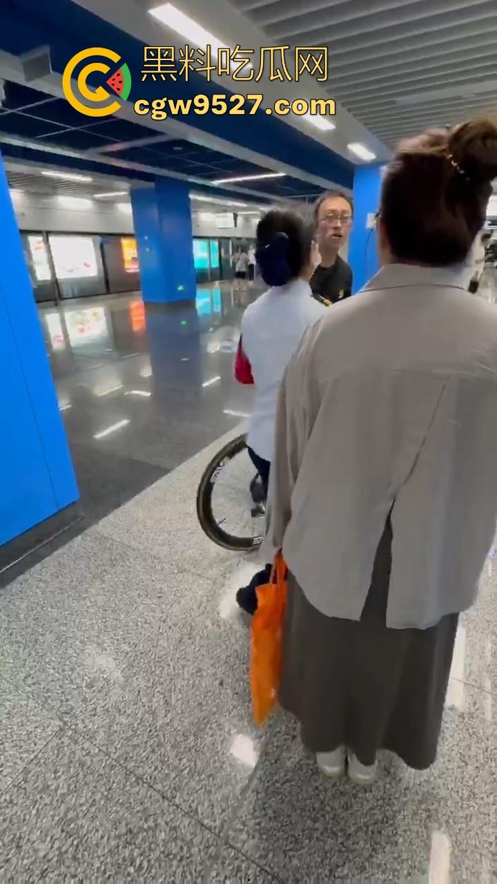 杭州素质眼镜男强行自行车强闯地铁站，工作人员劝解阻挠，全程当没听见，见人就开喷，懂不懂什么叫规定！  第3张