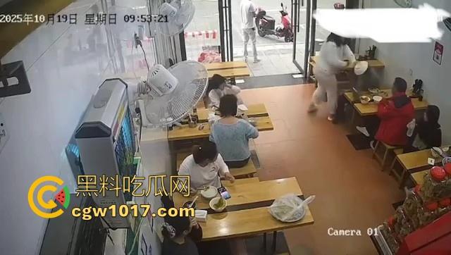 肥胖小仙女吃个早餐发生冲突！火气一上来直接把面扣在后座男生头上，直接扭打起来，给坦克胸罩都打丢了！  第6张