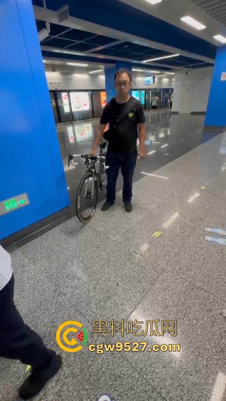 杭州素质眼镜男强行自行车强闯地铁站，工作人员劝解阻挠，全程当没听见，见人就开喷，懂不懂什么叫规定！  第5张