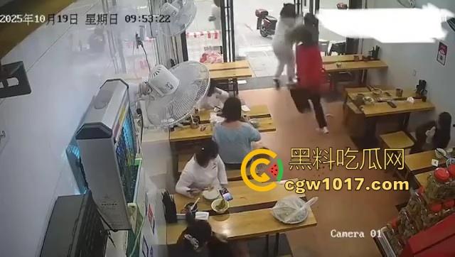 肥胖小仙女吃个早餐发生冲突！火气一上来直接把面扣在后座男生头上，直接扭打起来，给坦克胸罩都打丢了！  第8张