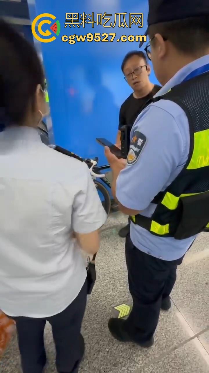 杭州素质眼镜男强行自行车强闯地铁站，工作人员劝解阻挠，全程当没听见，见人就开喷，懂不懂什么叫规定！  第6张