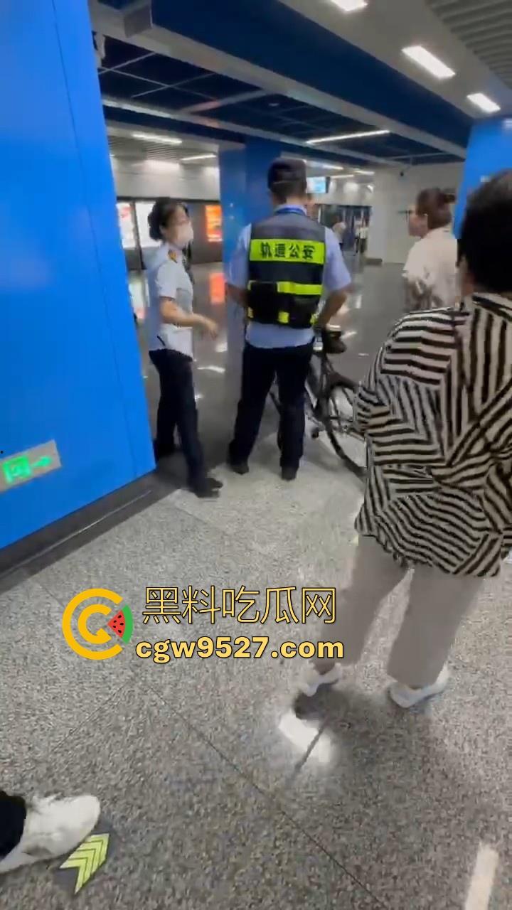 杭州素质眼镜男强行自行车强闯地铁站，工作人员劝解阻挠，全程当没听见，见人就开喷，懂不懂什么叫规定！  第7张