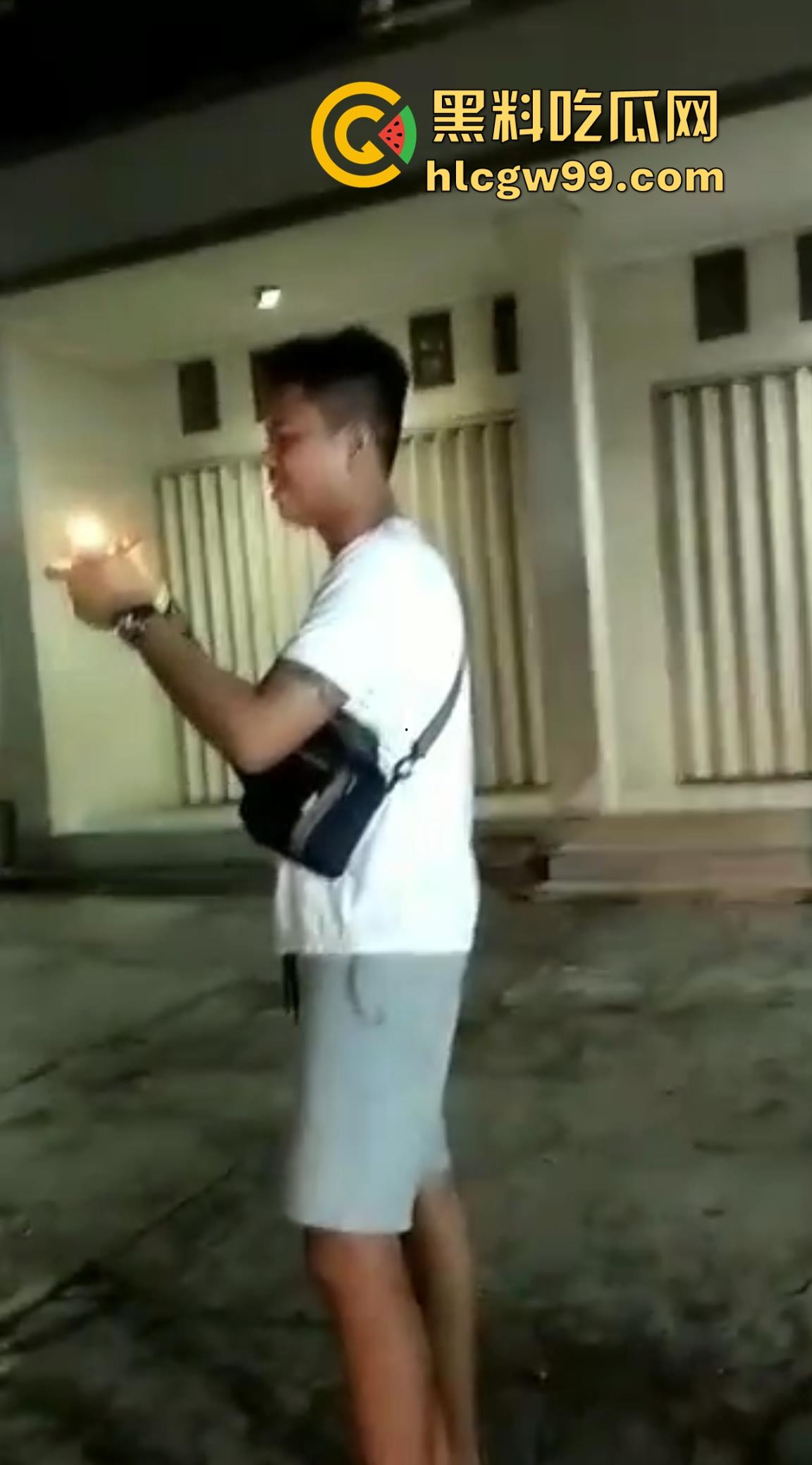 恐怖！烟花燃放失败案例又添一，这么大威力的你也敢手持呀！前面笑嘻嘻后面手都被炸烂。  第1张