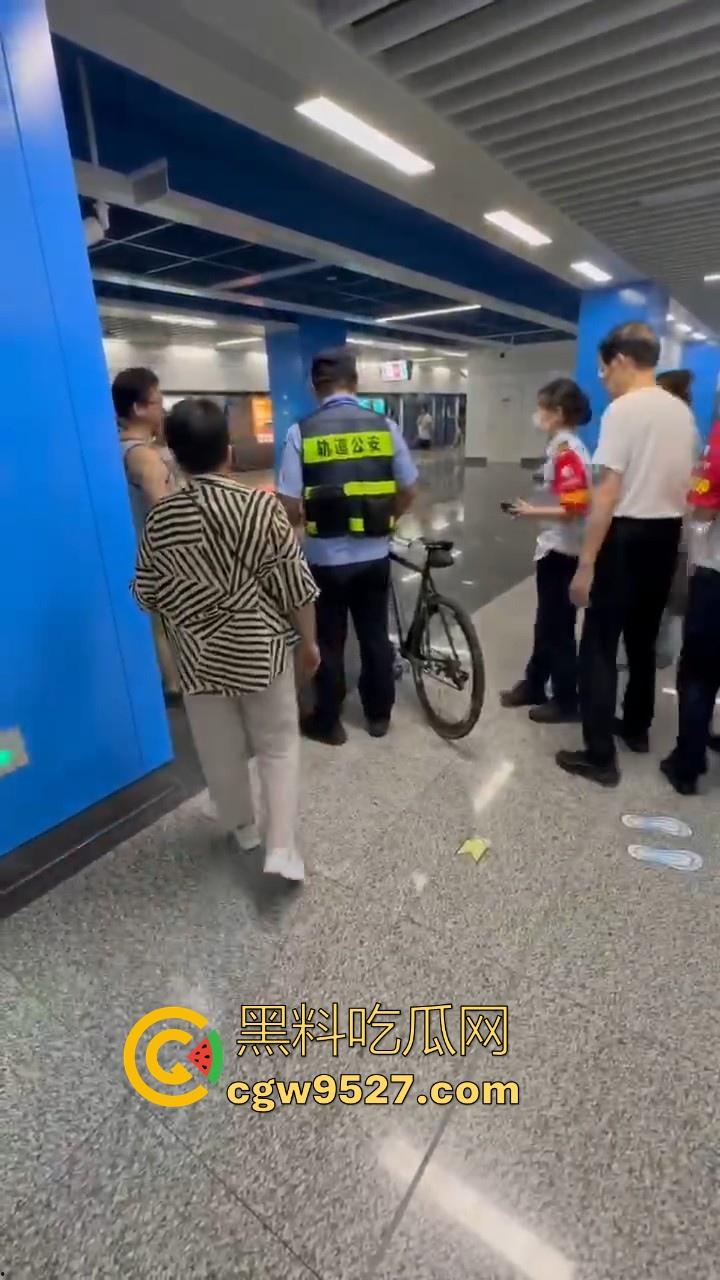 杭州素质眼镜男强行自行车强闯地铁站，工作人员劝解阻挠，全程当没听见，见人就开喷，懂不懂什么叫规定！  第8张