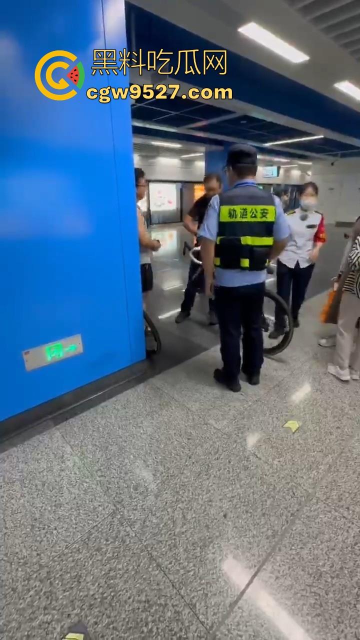 杭州素质眼镜男强行自行车强闯地铁站，工作人员劝解阻挠，全程当没听见，见人就开喷，懂不懂什么叫规定！  第9张