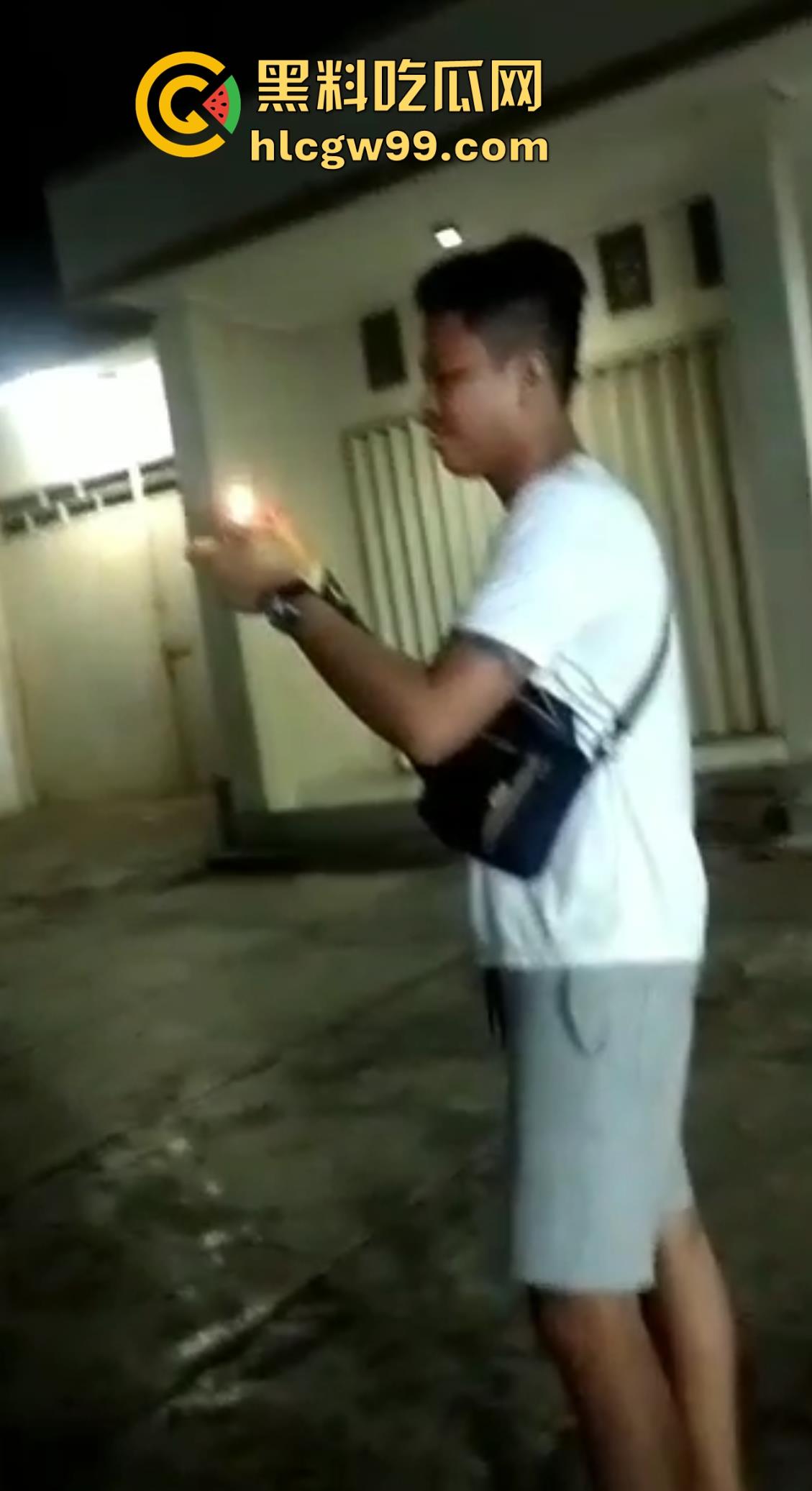 恐怖！烟花燃放失败案例又添一，这么大威力的你也敢手持呀！前面笑嘻嘻后面手都被炸烂。  第2张