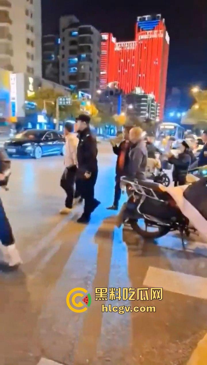 长沙星沙盼盼小学惊现人贩子！两人当街拐孩子，围观群众怒抓跑了一个！  第7张