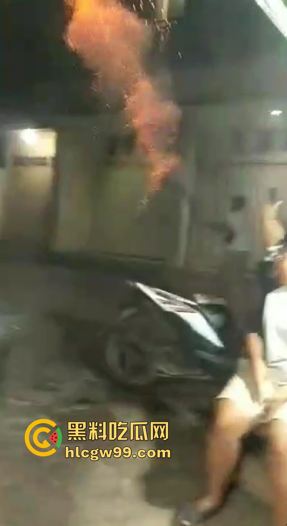 恐怖！烟花燃放失败案例又添一，这么大威力的你也敢手持呀！前面笑嘻嘻后面手都被炸烂。  第3张