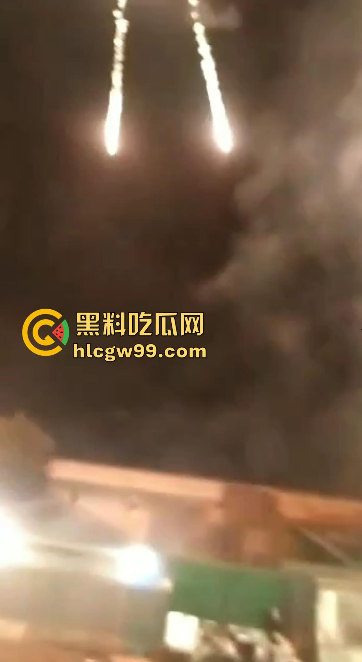 恐怖！烟花燃放失败案例又添一，这么大威力的你也敢手持呀！前面笑嘻嘻后面手都被炸烂。  第4张
