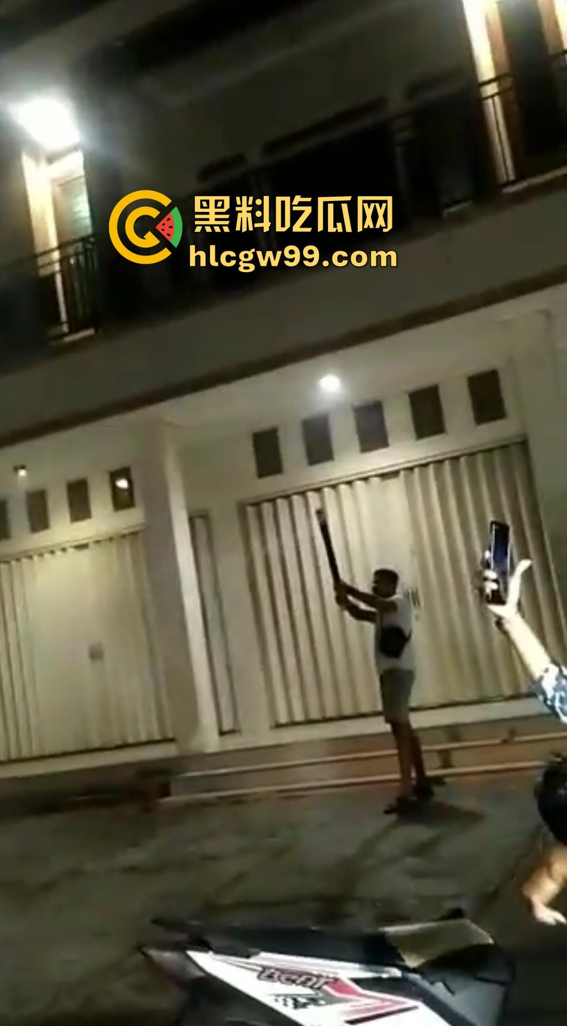 恐怖！烟花燃放失败案例又添一，这么大威力的你也敢手持呀！前面笑嘻嘻后面手都被炸烂。  第5张