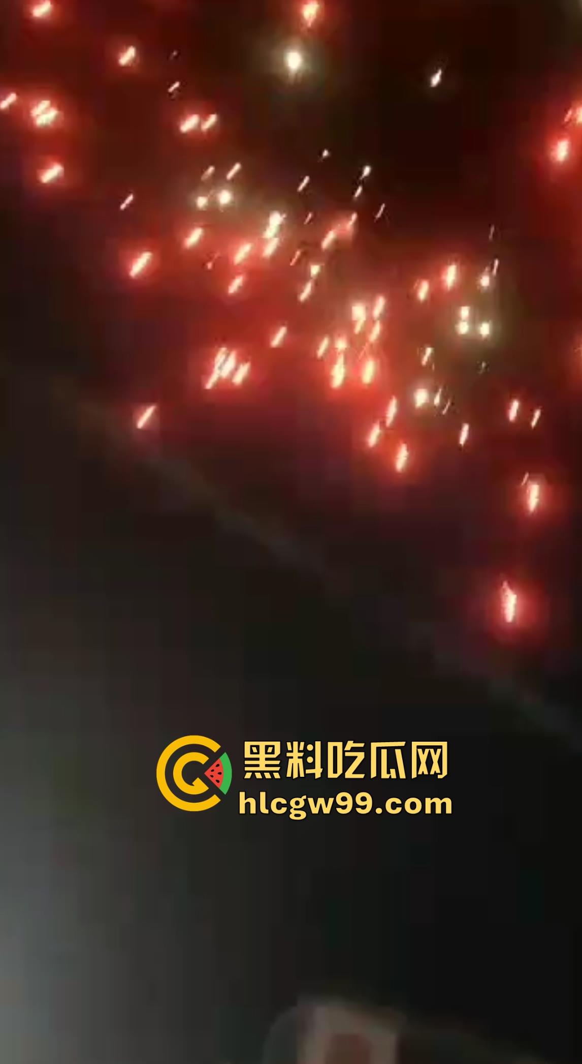 恐怖！烟花燃放失败案例又添一，这么大威力的你也敢手持呀！前面笑嘻嘻后面手都被炸烂。  第6张