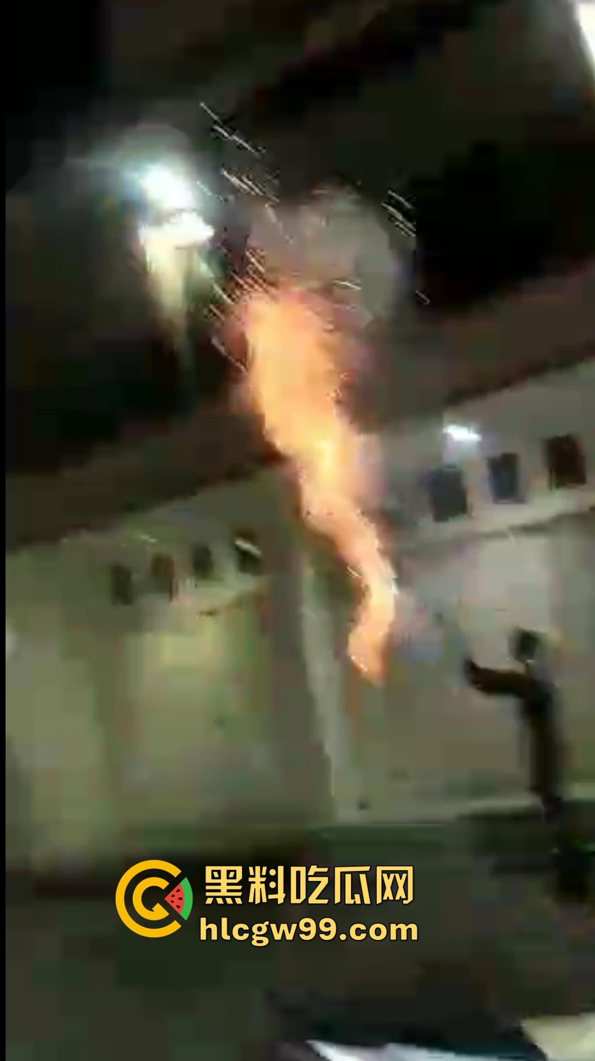 恐怖！烟花燃放失败案例又添一，这么大威力的你也敢手持呀！前面笑嘻嘻后面手都被炸烂。  第7张