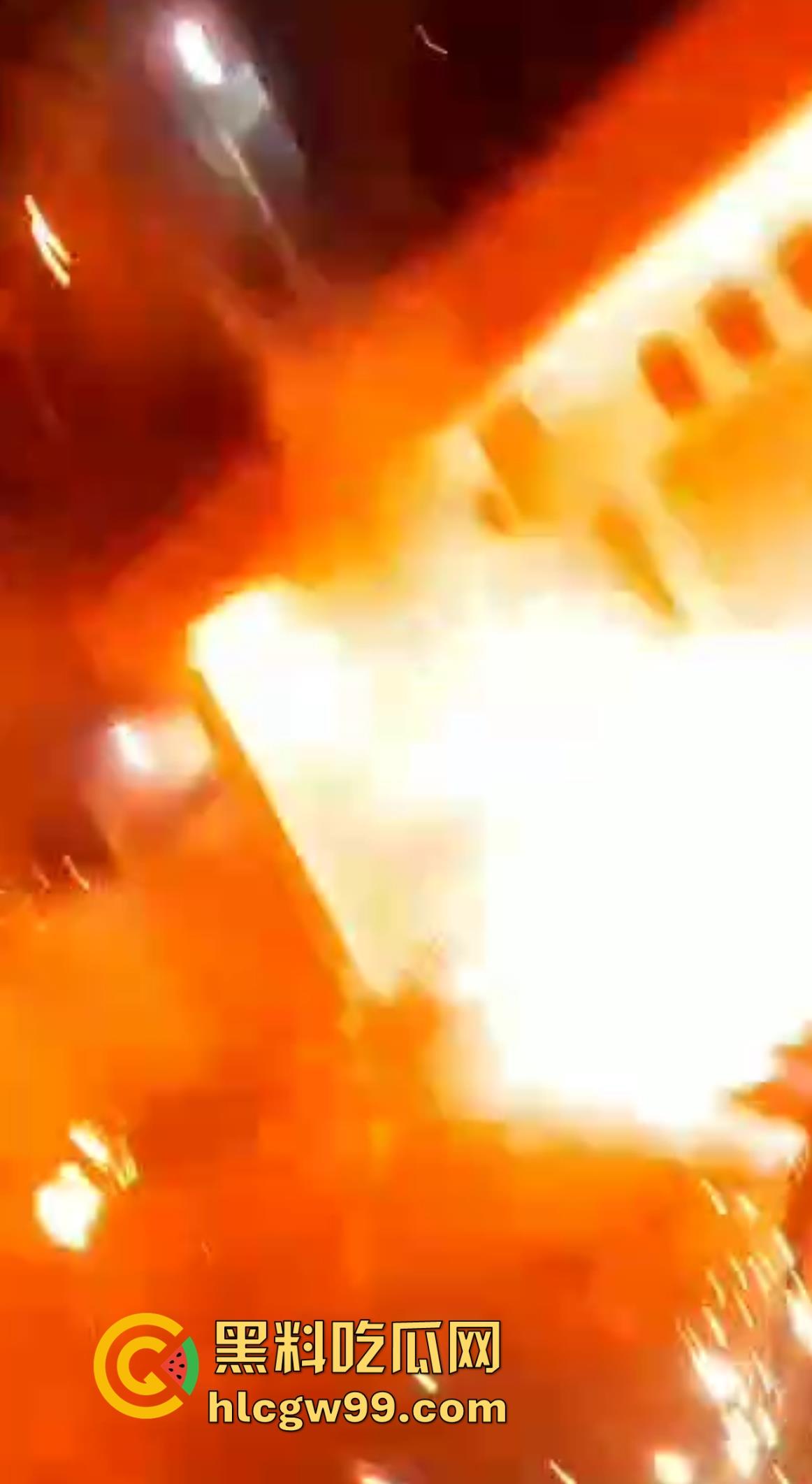 恐怖！烟花燃放失败案例又添一，这么大威力的你也敢手持呀！前面笑嘻嘻后面手都被炸烂。  第8张