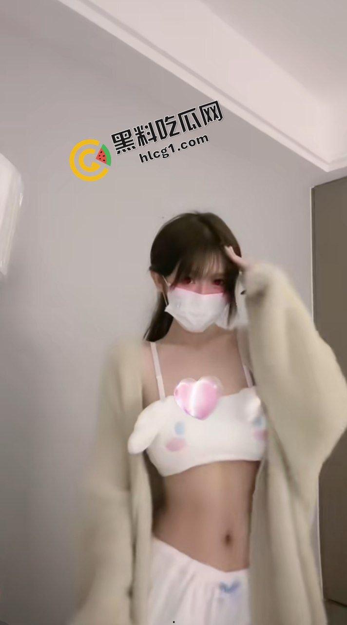 抖音百万粉丝网红『津圆宝』直播不慎走光露奶 断更陪榜一过夜视频流出  第3张