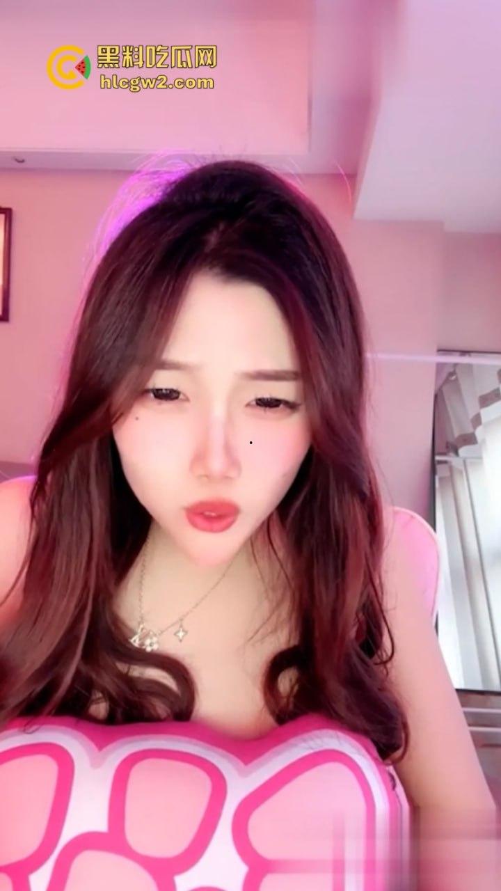 独家流出！网红福利姬【董小姐】放飞自我 美少女短裙全裸热舞 首次道具自慰流出白浆  第2张