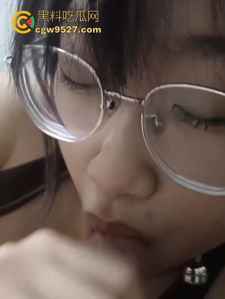 长春大学粉嫩清纯学妹【屠文蕾】宿舍自拍自慰，胆大不怕舍友发现，酒店为男友露脸口交，反差婊本色尽显！  第4张