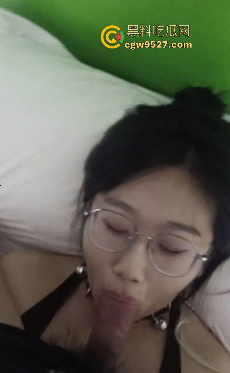 长春大学粉嫩清纯学妹【屠文蕾】宿舍自拍自慰，胆大不怕舍友发现，酒店为男友露脸口交，反差婊本色尽显！  第5张