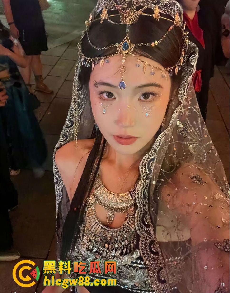 湖南极品反差学妹『姜倪』被渣男曝光操逼视频，口活一流淫叫勾魂，情趣开档黑丝各式操法玩得飞起！  第1张