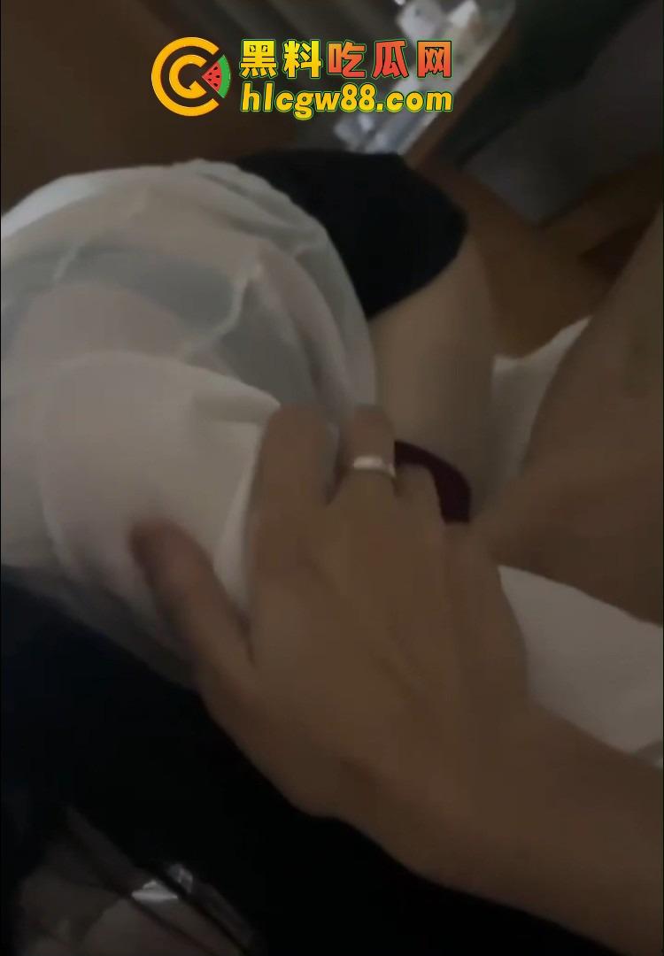 湖南极品反差学妹『姜倪』被渣男曝光操逼视频，口活一流淫叫勾魂，情趣开档黑丝各式操法玩得飞起！  第8张