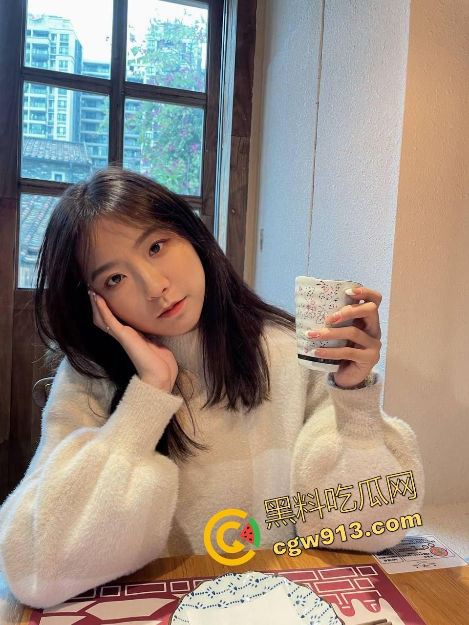 上海戏剧学院【刘雨彤】这骚货也太能装，其实是个爱穿情趣蕾丝内衣的骚逼，挨操挨得眼珠子直翻！  第1张