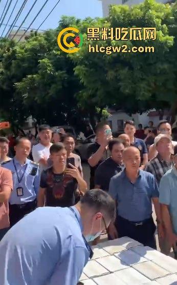 佛山大墩村网红对峙贪官！【怂仔不怂了】与梁主任红酒事件闹得沸沸扬扬，网友撑怂仔买酒助力！  第13张