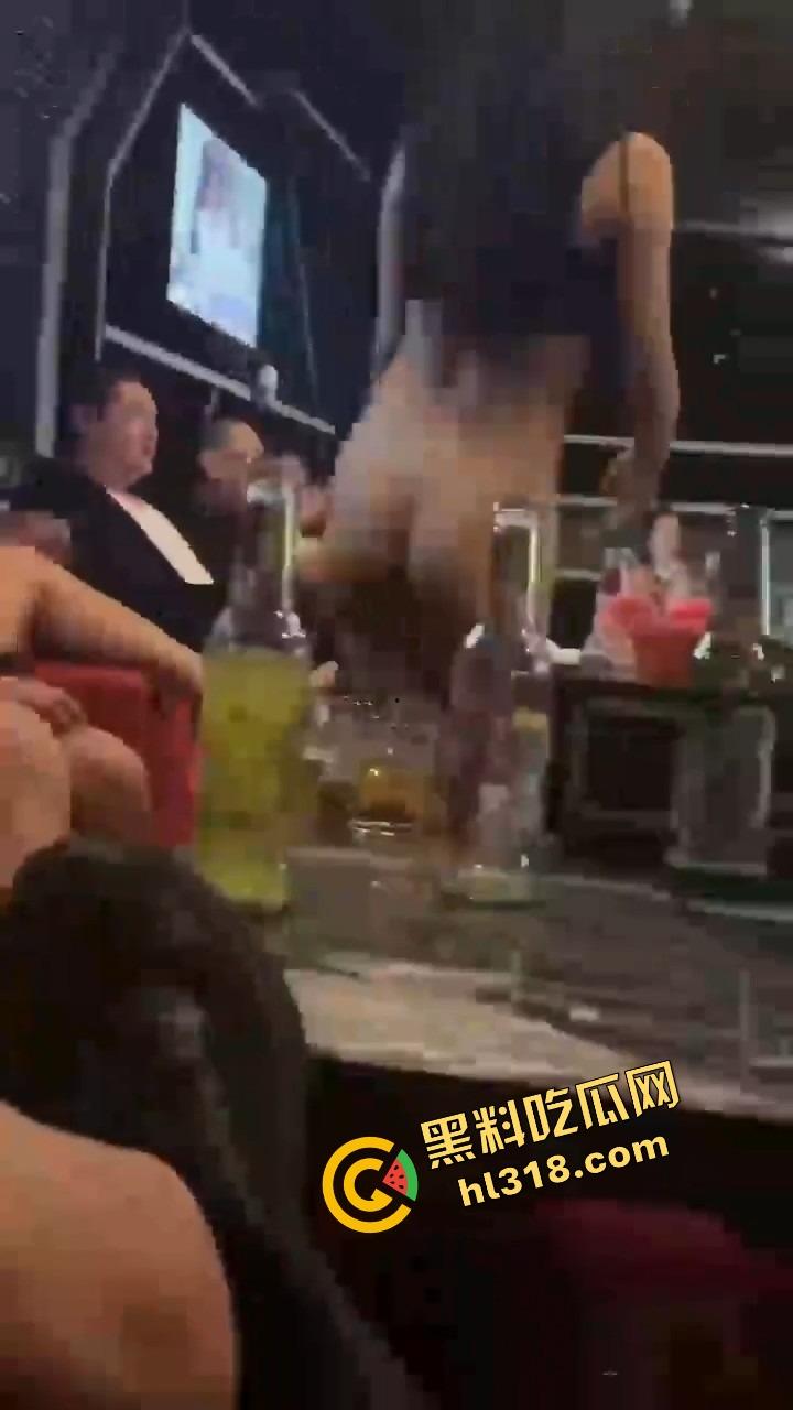 珠海纯K小公主骚到飞起，下半身光着用逼当开瓶器，台下全看傻这一单点得血赚，这种妹子不点等着后悔！  第2张