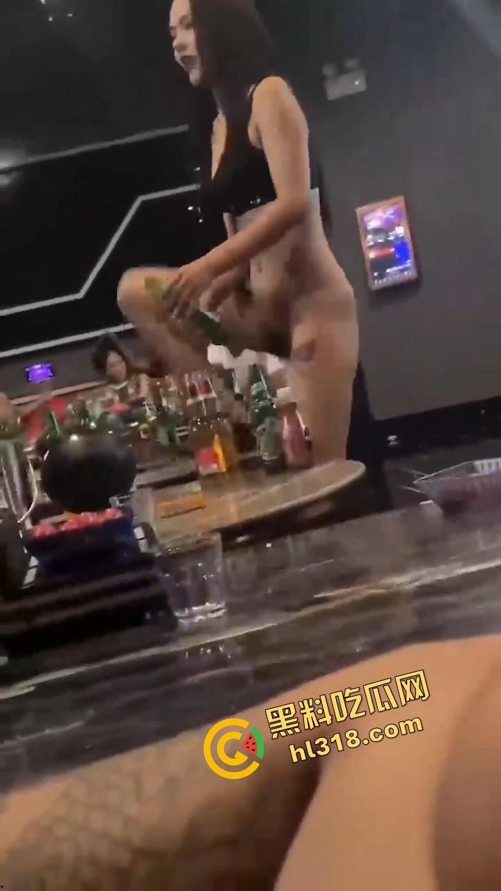 珠海纯K小公主骚到飞起，下半身光着用逼当开瓶器，台下全看傻这一单点得血赚，这种妹子不点等着后悔！  第3张