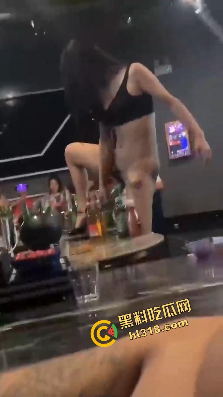 珠海纯K小公主骚到飞起，下半身光着用逼当开瓶器，台下全看傻这一单点得血赚，这种妹子不点等着后悔！  第4张