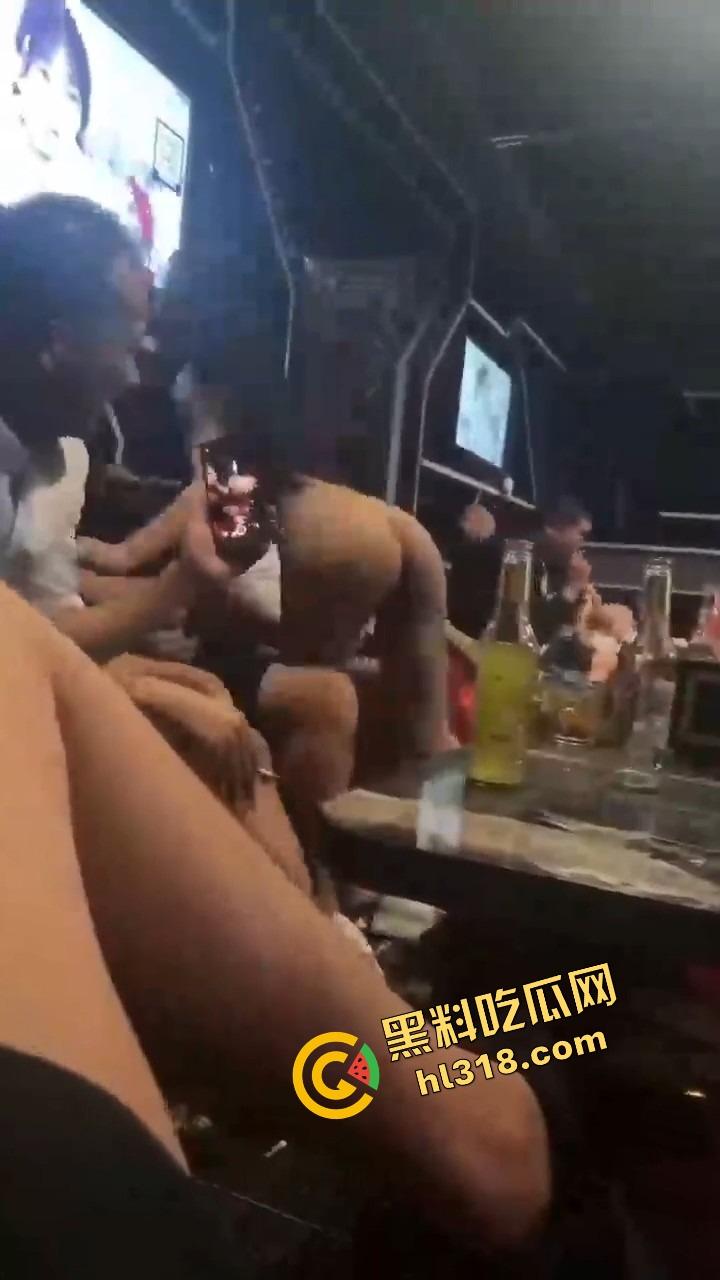 珠海纯K小公主骚到飞起，下半身光着用逼当开瓶器，台下全看傻这一单点得血赚，这种妹子不点等着后悔！  第6张