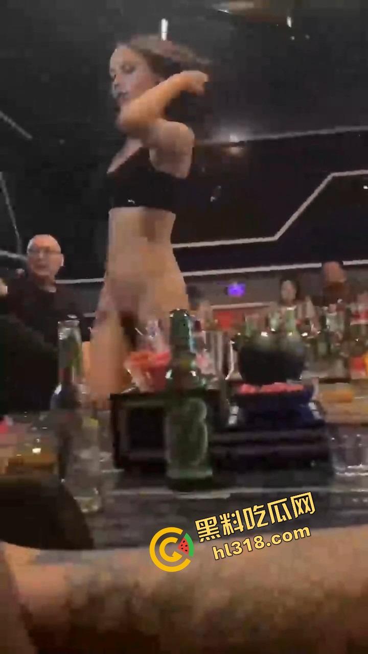 珠海纯K小公主骚到飞起，下半身光着用逼当开瓶器，台下全看傻这一单点得血赚，这种妹子不点等着后悔！  第7张