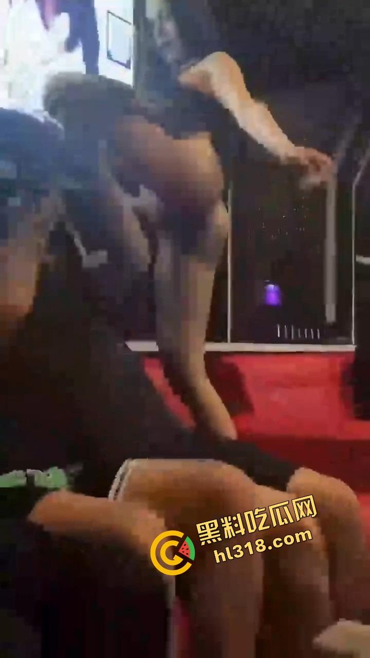 珠海纯K小公主骚到飞起，下半身光着用逼当开瓶器，台下全看傻这一单点得血赚，这种妹子不点等着后悔！  第8张