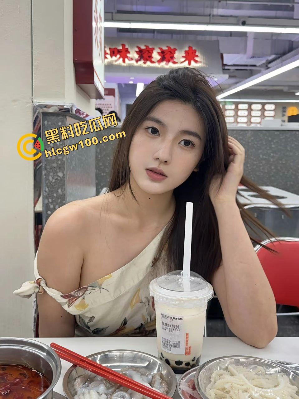 广西来宾肉感反差婊『徐艳萍』回农村老家发骚自慰！抠穴自拍淫荡泄密流出！原创独家曝光！  第2张