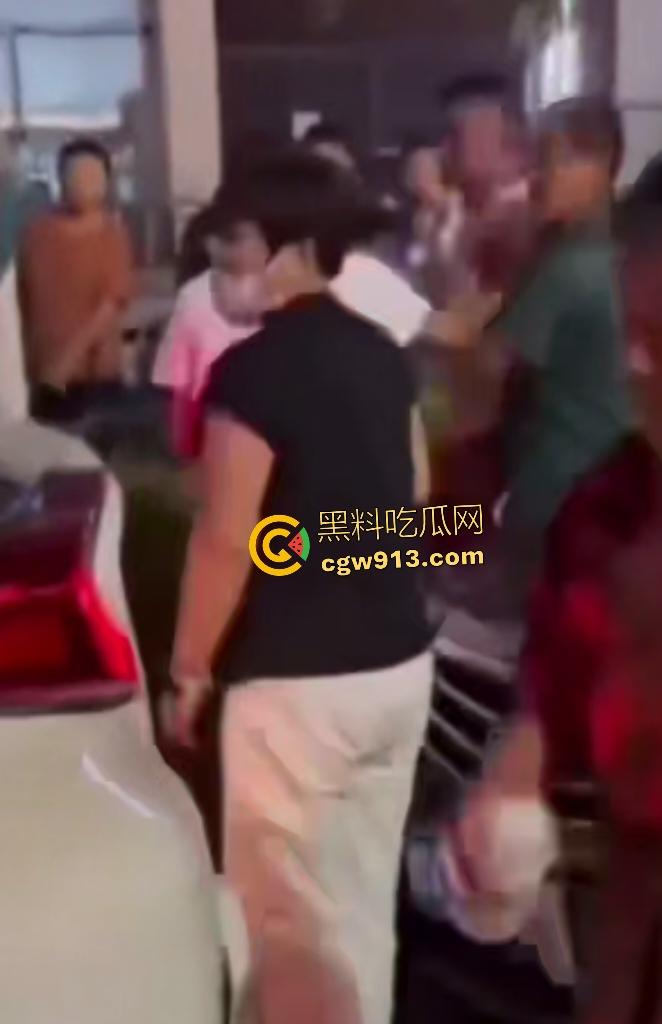 河南商丘乱伦被抓！婶婶勾搭外甥在车内翻云覆雨，家人到场抓奸打死渣男外甥，小男孩还护着禽兽老爸！  第2张