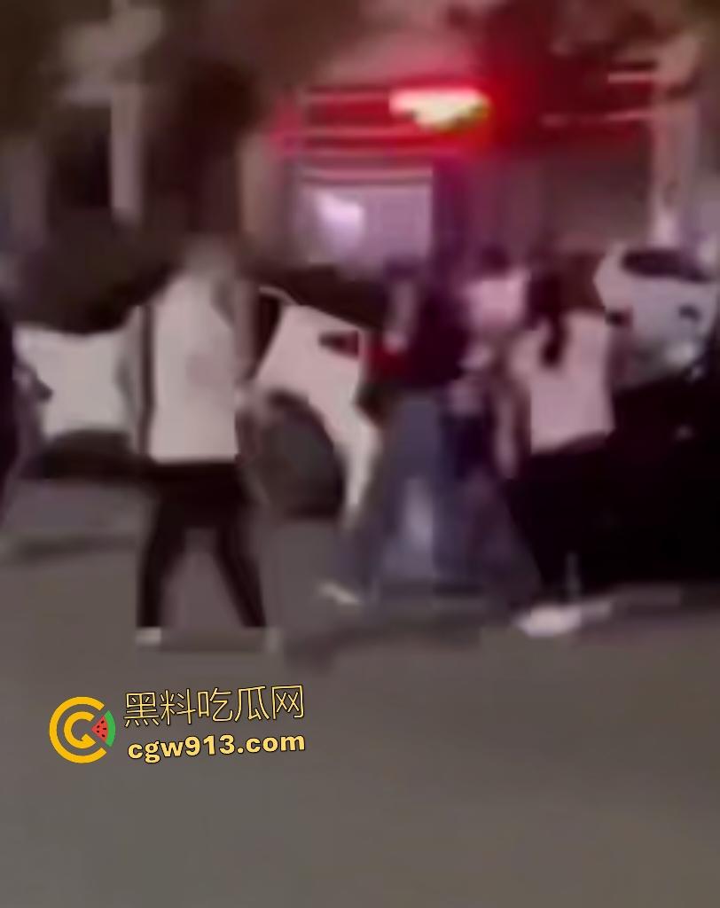 河南商丘乱伦被抓！婶婶勾搭外甥在车内翻云覆雨，家人到场抓奸打死渣男外甥，小男孩还护着禽兽老爸！  第3张