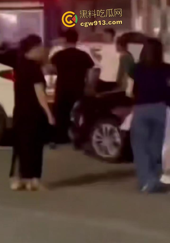 河南商丘乱伦被抓！婶婶勾搭外甥在车内翻云覆雨，家人到场抓奸打死渣男外甥，小男孩还护着禽兽老爸！  第4张