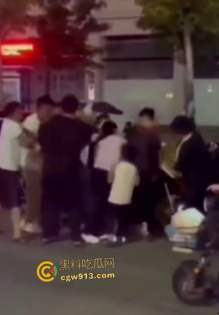 河南商丘乱伦被抓！婶婶勾搭外甥在车内翻云覆雨，家人到场抓奸打死渣男外甥，小男孩还护着禽兽老爸！  第5张