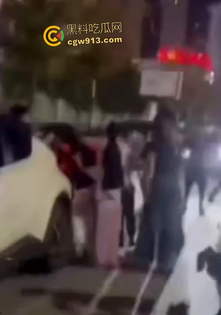 河南商丘乱伦被抓！婶婶勾搭外甥在车内翻云覆雨，家人到场抓奸打死渣男外甥，小男孩还护着禽兽老爸！  第7张