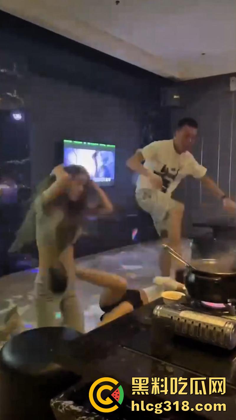 商K美女包房撕逼，说闺蜜男友坏话，忽悠俩人分手，却自己主动贴上去勾引，旁边大哥都看不下去了！  第5张