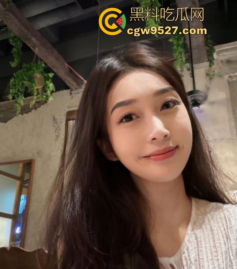 重口扩阴，精神小妹为我们展示弹性大逼，手掰肥逼呼吸一收一缩，这种肉棒进去不得夹爽死！  第2张