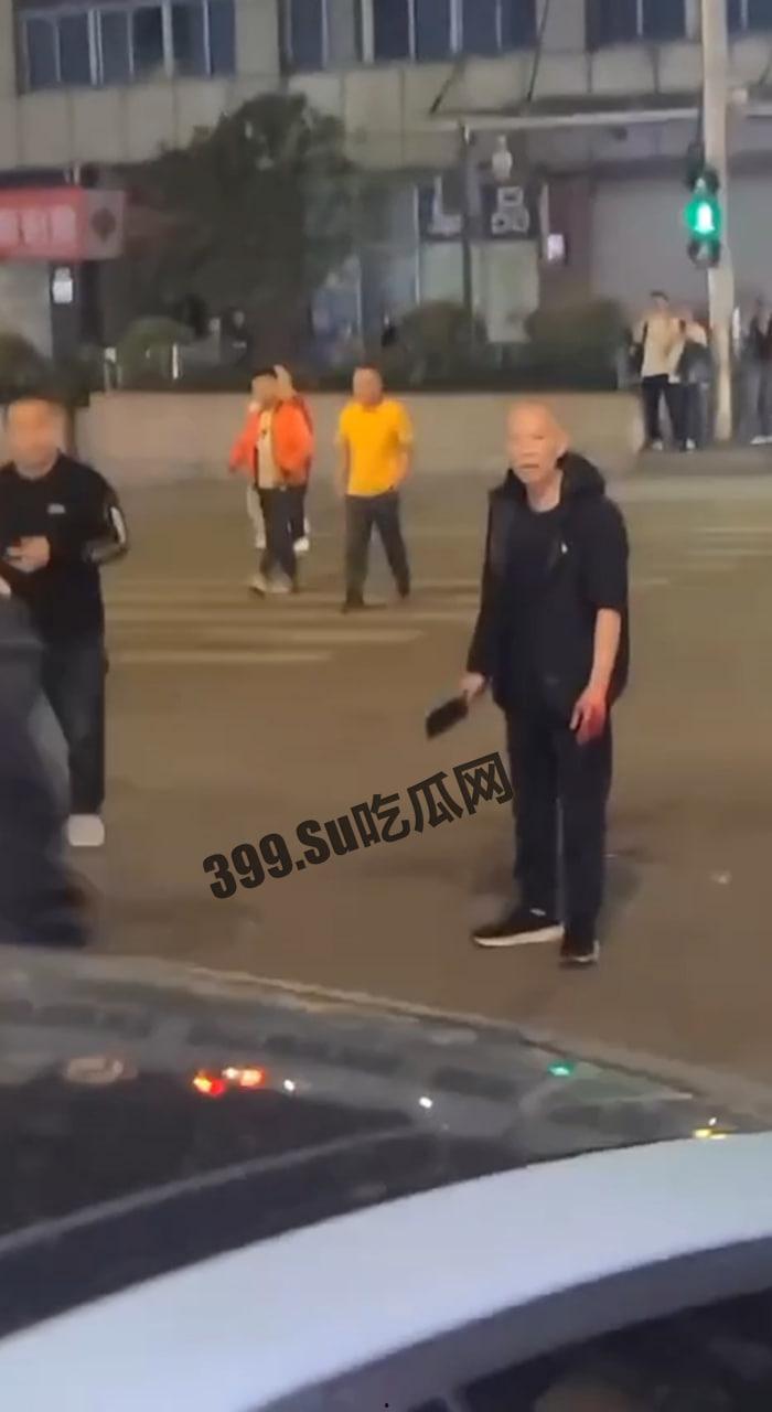 重庆 上热搜 重庆观音桥 男子持菜刀砍人致四名路人受伤  第5张
