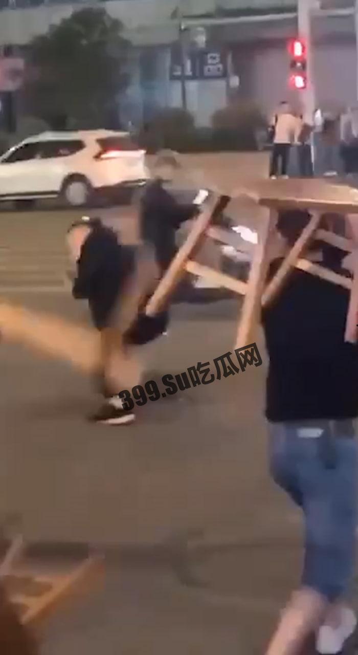 重庆 上热搜 重庆观音桥 男子持菜刀砍人致四名路人受伤  第6张