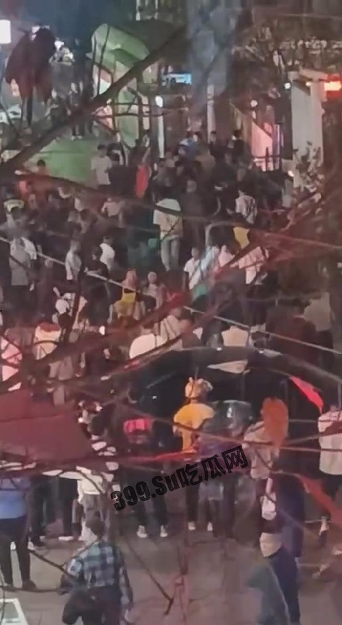 重庆 上热搜 重庆观音桥 男子持菜刀砍人致四名路人受伤  第7张