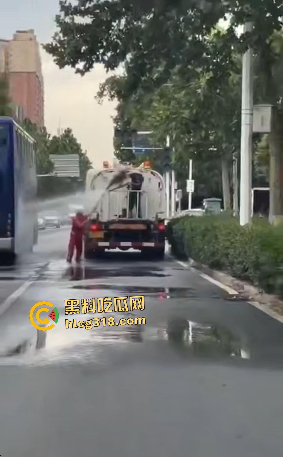 洒水车大哥大战环卫工人！水枪狂喷工人怒骂开打，农夫山泉大哥骑电动车围观喊“别浪费水”！  第2张